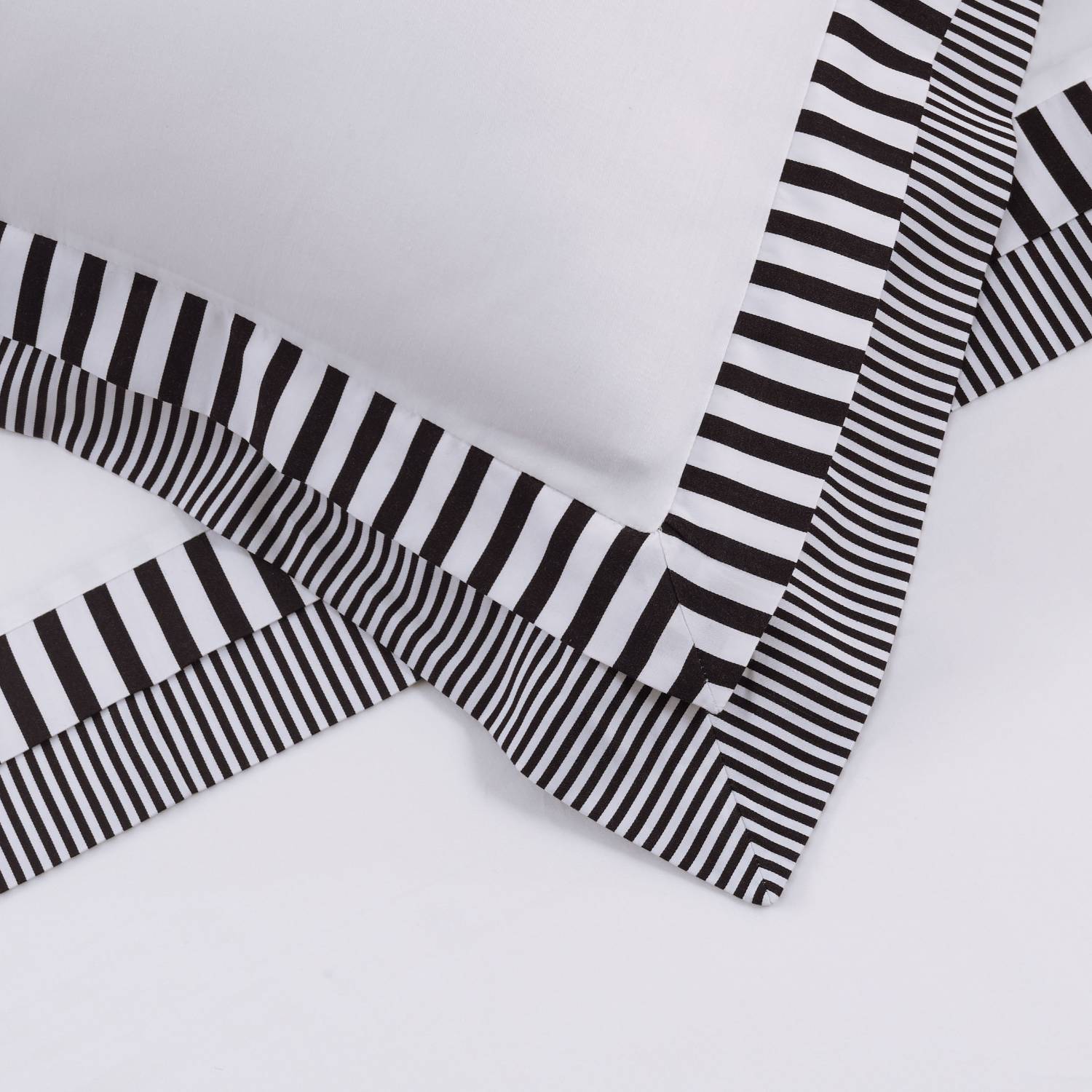 Latife Duvet Cover Set Black